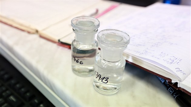 Pracovnci vodrensk laboratoe v Modicch pobl Brna zkoumaj vzorky vody, v n se objevily rizikov bakterie.
