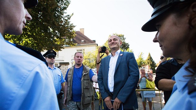 Akci protimuslimskho aktivisty Martina Konviky ukonila policie (11. z 2016).