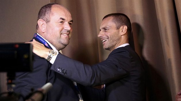 VYHRLI JSME Pedseda esk asociace Miroslav Pelta (vlevo) gratuluje ke zvolen novmu prezidentovi Evropsk fotbalov unie UEFA Aleksanderu eferinovi.