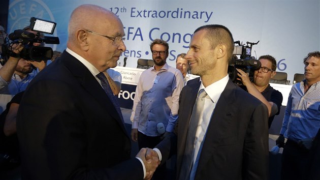 Nov pedseda Evropsk fotbalov unie (UEFA) Aleksander eferin (vpravo) pijm gratulace od Michaela van Praaga, jeho poraenho konkurenta na volebnm kongresu v Atnch.