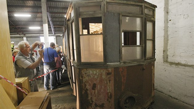 Lid si mohli o vkendu prohldnout torzo prvn jihlavsk tramvaje, kter po mst jezdila ped vce ne sto lety. Zjemci se k nmu dopravili stylov - historickm autobusem.