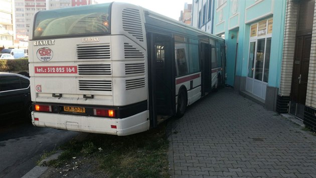 V Kladn havaroval autobus do domu (12.9.2016).