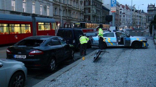 V Holeovicch bourali policist, kte jeli se zapnutmi majky (19.9.2016).