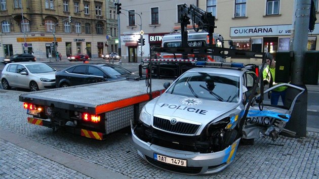 V Holeovicch bourali policist, kte jeli se zapnutmi majky (19.9.2016).