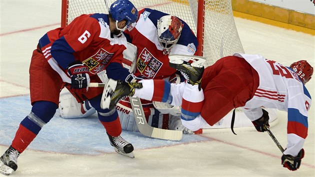 Zleva et reprezentanti Michal Kempn a brank Michal Neuvirth a Jevgenij Kuzncov z Ruska.