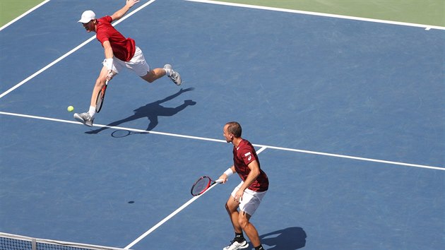 Brit Jamie Murray (vlevo) a  Brazilec Bruno Soares ovldli na US Open muskou tyhru.