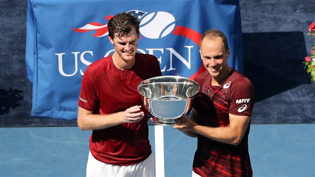 Jamie Murray (vlevo) a Bruno Soares s trofej pro vtze tyhry na US Open.