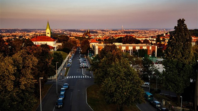 Praha jako na dlani. tvero nejvraznjch v na snmku zleva doprava: kostel sv. Norberta, Chrm sv. Vta, televizn v na ikov, Strahovsk klter. (19. z 2016)