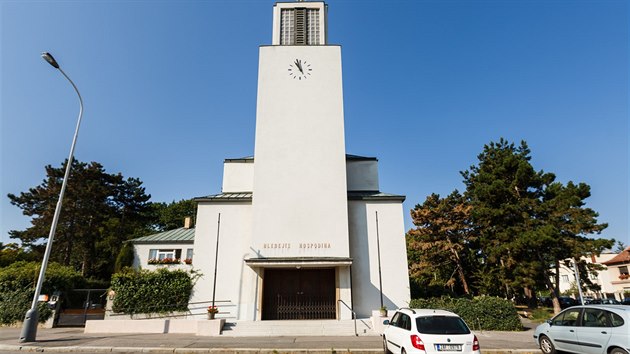 Farn sbor eskobratrsk crkve evangelick ve Steovicch byl postaven podle nvrhu architekta Bohumra Kozka. (19. z 2016)