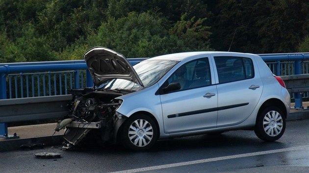 Bhem vkendu se na stejnm mst staly dv nehody. idii se v rychlosti vtili do betonovho ztarasu, nepizpsobili rychlost stavu vozovky(19.9.2016)