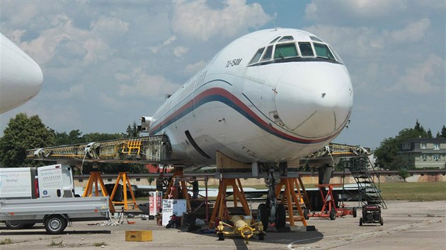 Podkldn trupu letadla. Pov podvozek je sice jet vysunut, ale tko u le v kolbce vyroben na mru.