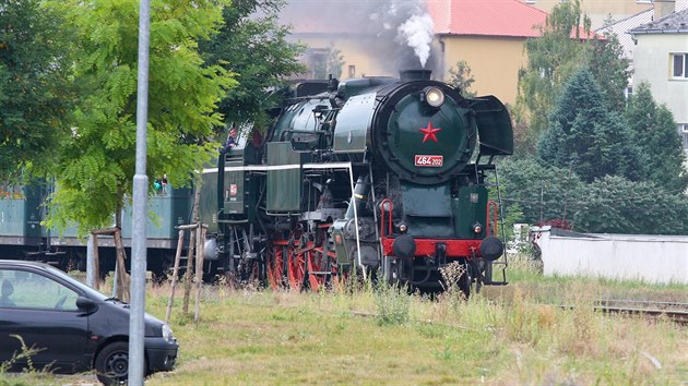 K oslav vro zahjen provozu na trati z ervenka do Litovle vyjel historick vlak taen parn lokomotivou Rosnika (na snmku odjezd z Olomouce).