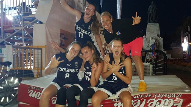 esk basketbalov juniorky Sra Krumpholcov, Kristna Herinkov, Terezie Frglov a Anna Pavlicov se spolu s trenrkou Michaelou  Uhrovou raduj z evropskho bronzu.