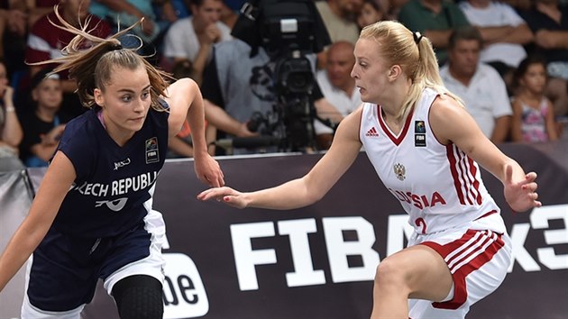 esk mldenick reprezentantka Sra Krumpholcov (v tmavm) pronik na mistrovstv Evropy juniorek v basketbalu 3x3 ruskou obranou.