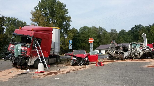 Pi tragick nehod pti aut v Lp nad Orlic zemel idi dodvky (16.9.2016).