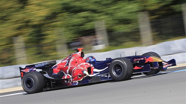 TO BYL HUKOT. V sezon 2006 zvodilo Toro Rosso STR1 v serilu F1, o vkendu s nm Ingo Gerstl svitl po Masarykov okruhu.