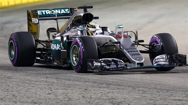 Lewis Hamilton bhem kvalifikace na Velkou cenu Singapuru