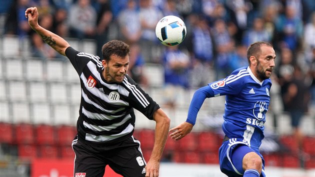 Ondej ourek z eskch Budjovic (vlevo) v hlavikovm souboji s Tomem Zahradnkem z Olomouce