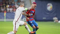 Radja Nainggolan (vlevo) z AS ím napadá plzeského Martina Zemana.