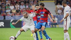 Radja Nainggolan z AS ím krotí mí pod dohledem plzeského Marka Bakoe.