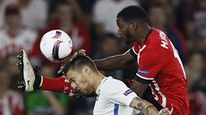 Obránce Cuco Martina ze Southamptonu si tvrd vyskoil na útoníka Václava...