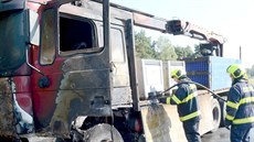 Požár zachvátil na D6 nákladní auto převážející akumulátory. Požár zachvátil na D6 nákladní auto převážející akumulátory.