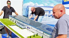Na oslavě dokončení hrubé stavby haly Tchibo v chebském průmyslovém parku byl k... Na oslavě dokončení hrubé stavby haly Tchibo v chebském průmyslovém parku byl k...