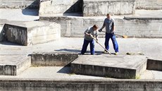 Vykácením náletových dřevin a čištěním začíná obnova vodní kaskády mezi hotelem... Vykácením náletových dřevin a čištěním začíná obnova vodní kaskády mezi hotelem...