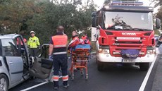 Dv osobní auta a traktor se srazily na rovném úseku silnice mezi Starým Sedlem...