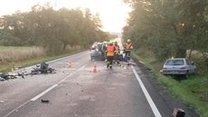 Dv osobní auta a traktor se srazily na rovném úseku silnice mezi Starým Sedlem...