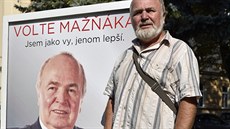 Dvakrát Pavel Marek. Na billboardu jako prezidentský kandidát Mažňák a v civilu. Dvakrát Pavel Marek. Na billboardu jako prezidentský kandidát Mažňák a v civilu.