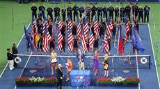 Nmecká tenistka Angelique Kerberová dostává na slavnostním ceremoniálu trofej...