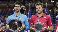 výcarský tenista Stan Wawrinka (vpravo) pedil ve finále US Open Srba Novaka...