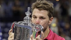 výcarský tenista Stan Wawrinka líbá trofej pro vítze US Open.