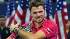 výcarský tenista Stan Wawrinka laská trofej pro vítze US Open.