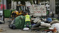 Vyklízení improvizovaného uprchlického tábora na severu Paříže. (16. září 2016) Vyklízení improvizovaného uprchlického tábora na severu Paříže. (16. září 2016)