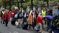 Migranti opouštějí improvizovaný tábor na severu Paříže.(16. září 2016) Migranti opouštějí improvizovaný tábor na severu Paříže.(16. září 2016)
