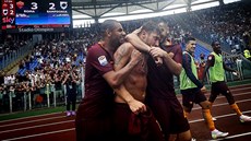 ÍMSKÝ BH. Francesco Totti v obleení spoluhrá slaví vítzný gól v zápase...