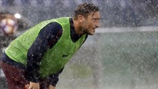 TO JE SLEJVÁK. Francesco Totti pozoruje jet jako náhradník dní na hiti...
