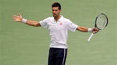 Srb Novak Djokovi pi semifinále US Open gestikuluje smrem k divákm na...