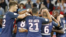 Fotbalisté paíského Saint-Germain se radují z gólu do sít St. Étienne.