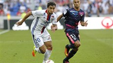 Hrá Lyonu Rafael uniká v zápase proti Bordeaux Adamu Ounasovi.