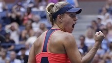 Angelique Kerberová se raduje ze zisku první sady ve finále tenisového US Open.