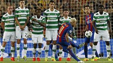 Brazilec Neymar stílí z pímého kopu tetí gól Barcelony v utkání Ligy mistr...