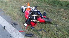 Mladý motorkář boural na silnici u Mirkovic na Českokrumlovsku. Mladý motorkář boural na silnici u Mirkovic na Českokrumlovsku.