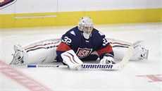 Brankář USA Jonathan Quick se rozcvičuje před přípravným zápasem s Finskem. Brankář USA Jonathan Quick se rozcvičuje před přípravným zápasem s Finskem.