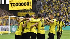 TOOOR! Fotbalisté Borussie Dortmund se radují ze vsteleného gólu do sít...
