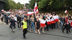 Poláci na smutením pochodu ve mst Harlow (3. záí 2016)