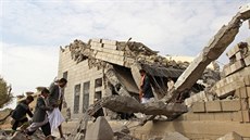 Lidé postávají u trosek po bombardování letouny ze Saúdské Arábie v jemenské...