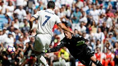 Cristiano Ronaldo, útoník Realu Madrid, stílí gól do sít Osasuny.